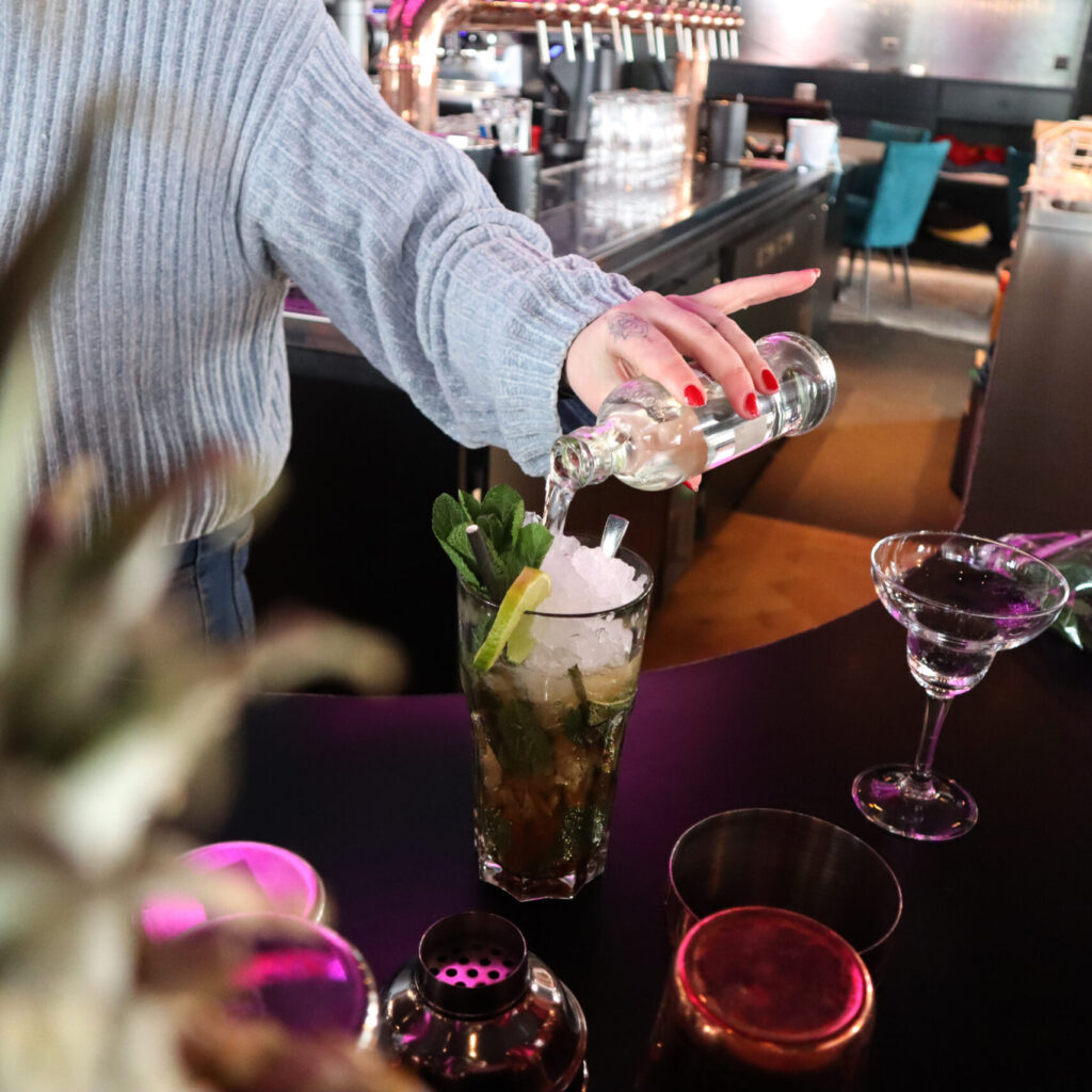 Bar personeel maakt cocktail